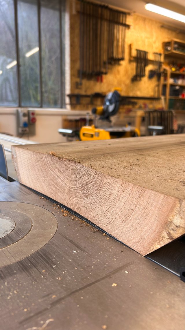 Tavola di legno su un banco nel laboratorio