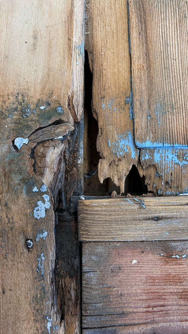 Dettaglio di un serramento in legno deteriorato