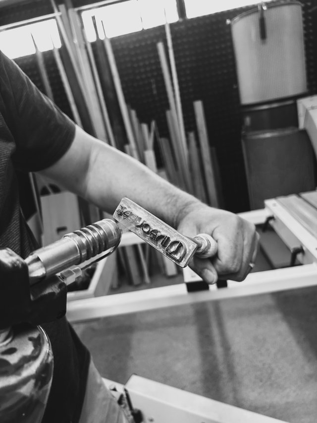 Lavorazione manuale con utensile su un banco di falegnameria