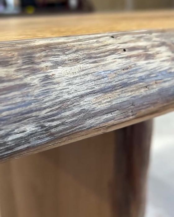 Dettaglio del bordo in legno naturale grezzo di un tavolo