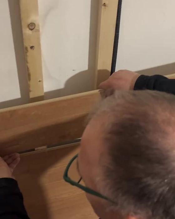 Montaggio di un pannello in legno su una parete