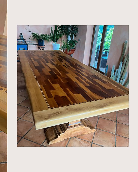 Grande tavolo in legno massello con piano intarsiato a tasselli