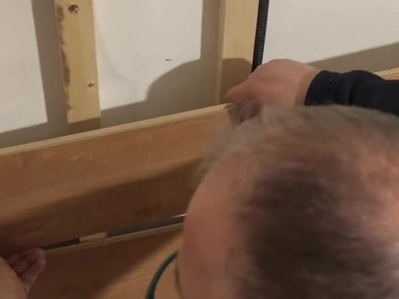 Montaggio di un pannello in legno su intelaiatura a parete